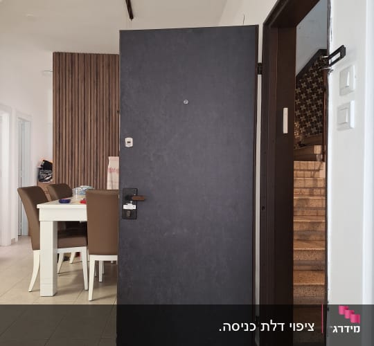 דלת כהה פתוחה עם ידית מתכתית ומנעול